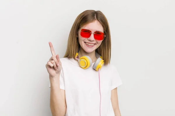 Roodharige Mooie Meid Glimlachend Vriendelijk Toont Nummer Een Luister Muziek — Stockfoto