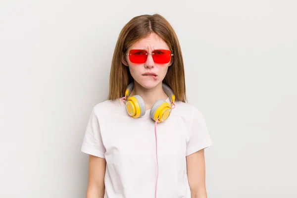 Redhead Pretty Girl Looking Puzzled Confused Listen Music Concept — Stock Photo, Image