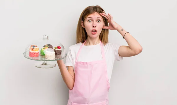 Vörös Hajú Csinos Lány Néz Boldog Meglepett Meglepett Házi Sütemény — Stock Fotó