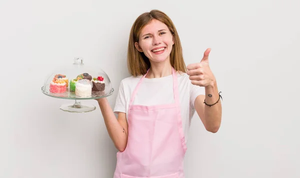 Rödhårig Söt Flicka Känner Sig Stolt Ler Positivt Med Tummen — Stockfoto