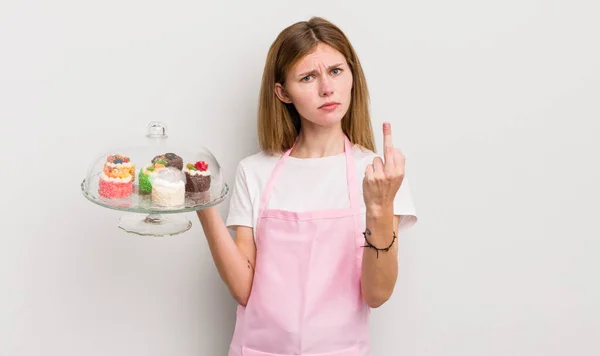 いらいら 反抗的で攻撃的な女の子の気持ちを赤毛 家で作るケーキのコンセプト — ストック写真