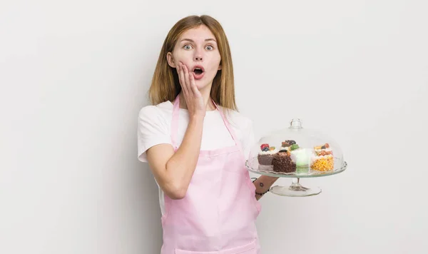 Vörös Hajú Csinos Lány Érzi Megdöbbent Ijedt Házi Sütemény Koncepció — Stock Fotó