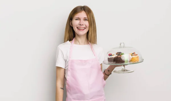 Vörös Hajú Csinos Lány Néz Boldog Kellemesen Meglepett Házi Sütemény — Stock Fotó