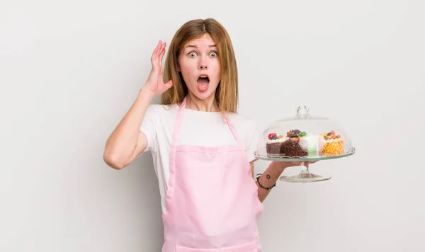 Vörös Hajú Csinos Lány Sikoltozik Feltartott Kezekkel Házi Sütemény Koncepció — Stock Fotó