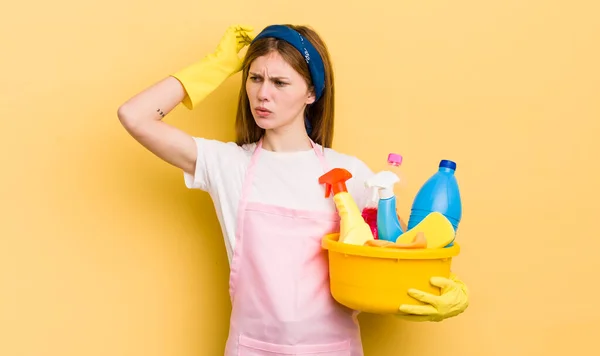 Redhead Pretty Girl Feeling Puzzled Confused Scratching Head Housekeeper Concept — Stock Photo, Image