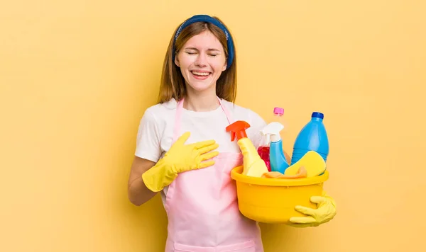 Redhead Pretty Girl Laughing Out Loud Some Hilarious Joke Housekeeper — Stock Photo, Image