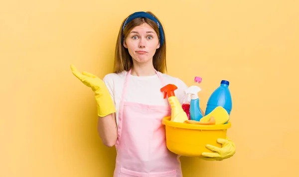 Pelirroja Bonita Chica Sintiéndose Desconcertado Confundido Dudando Concepto Ama Llaves — Foto de Stock