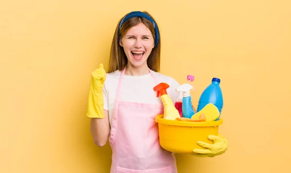 Pelirroja Bonita Chica Sintiéndose Conmocionada Riendo Celebrando Éxito Concepto Ama — Foto de Stock