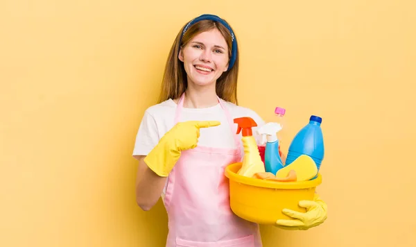 Pelirroja Guapa Sonriendo Alegremente Sintiéndose Feliz Señalando Hacia Lado Concepto —  Fotos de Stock