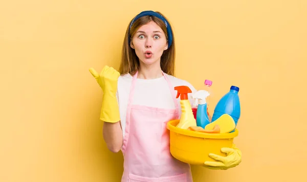 Redhead Pretty Girl Looking Astonished Disbelief Housekeeper Concept — Stock Photo, Image