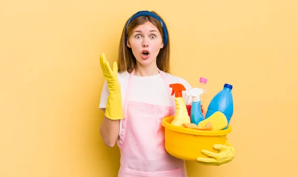 Redhead Pretty Girl Amazed Shocked Astonished Unbelievable Surprise Housekeeper Concept — Stock Photo, Image