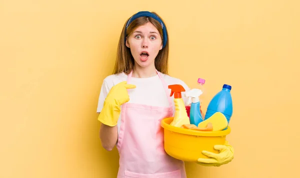 Redhead Pretty Girl Looking Shocked Surprised Mouth Wide Open Pointing — Stock Photo, Image