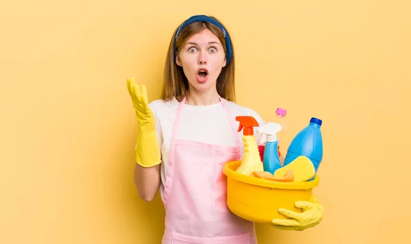 Redhead Pretty Girl Feeling Extremely Shocked Surprised Housekeeper Concept — Stock Photo, Image