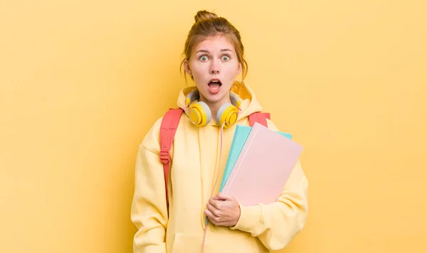 Ruiva Menina Bonita Olhar Muito Chocado Surpreso Conceito Estudante — Fotografia de Stock