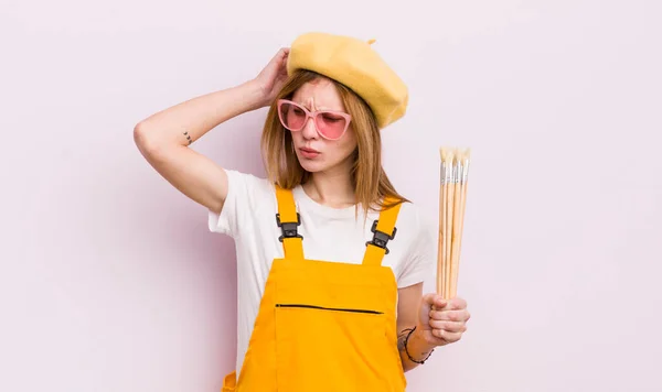 Rossa Bella Ragazza Sente Perplesso Confuso Graffiando Testa Concetto Studente — Foto Stock