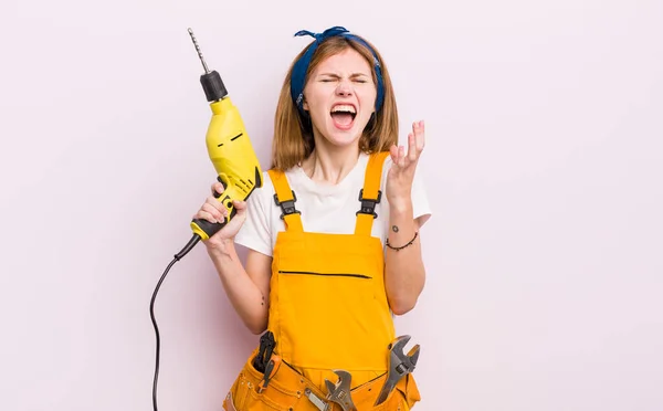 Roodharige Mooie Meid Die Wanhopig Gefrustreerd Gestrest Uitziet Woningrenovatieconcept — Stockfoto