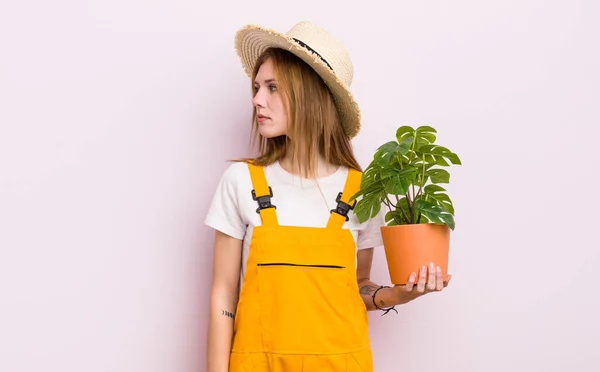 Rossa Bella Ragazza Sul Profilo Vista Pensando Immaginando Sognando Occhi — Foto Stock