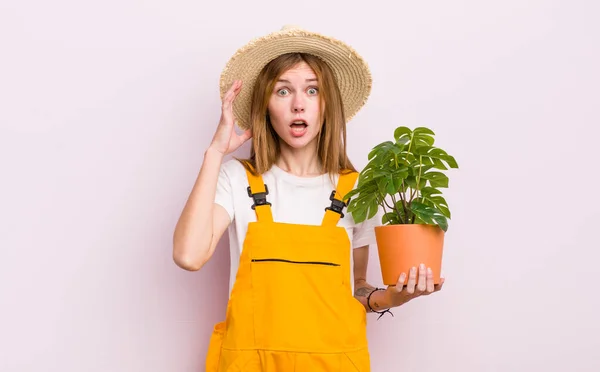 Ruda Ładna Dziewczyna Krzyczy Rękami Górze Koncepcja Uprawy Obsadzania Roślin — Zdjęcie stockowe