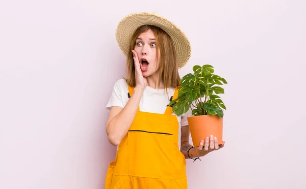 Ruiva Menina Bonita Sentindo Feliz Animado Surpreso Conceito Planta Jardinagem — Fotografia de Stock