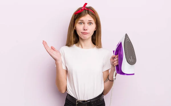 Redhead Pretty Girl Feeling Puzzled Confused Doubting Housekeeper Concept — Stock Photo, Image