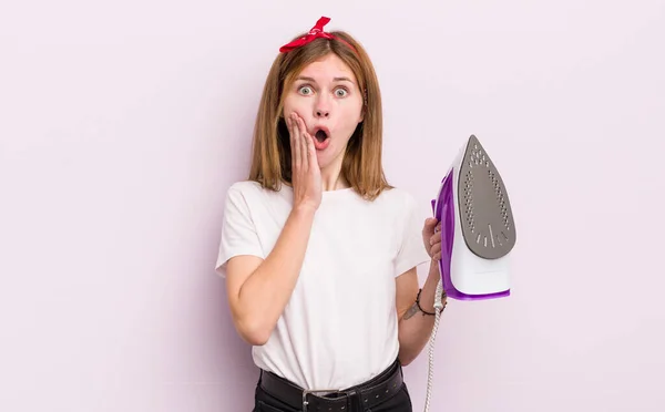 Redhead Pretty Girl Feeling Shocked Scared Housekeeper Concept — Stock Photo, Image
