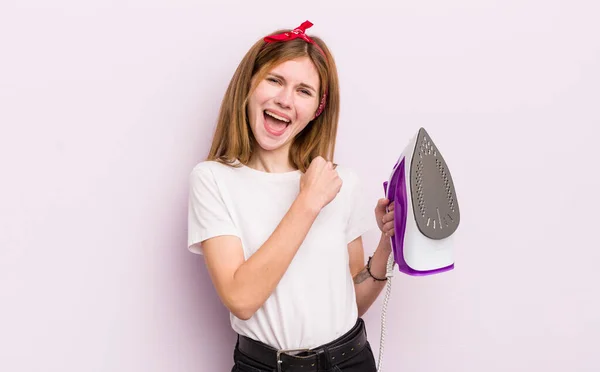 Redhead Pretty Girl Feeling Happy Facing Challenge Celebrating Housekeeper Concept — Stock Photo, Image