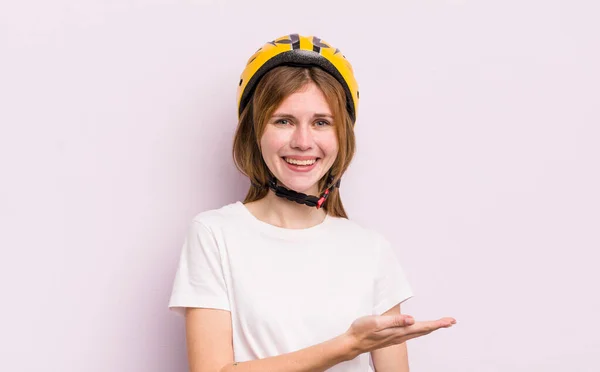 Pelirroja Guapa Sonriendo Alegremente Sintiéndose Feliz Mostrando Concepto Concepto Bicicleta — Foto de Stock