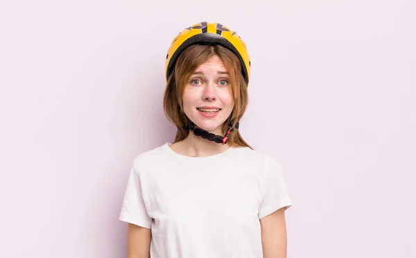 Ruda Ładna Dziewczyna Wygląda Szczęśliwy Mile Zaskoczony Koncepcja Roweru — Zdjęcie stockowe