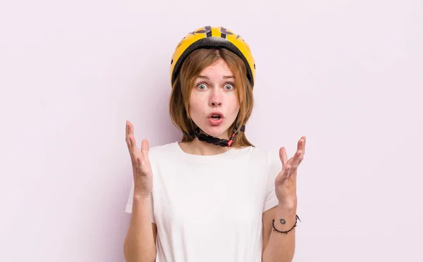 Rödhårig Söt Flicka Känner Sig Extremt Chockad Och Förvånad Cykelkoncept — Stockfoto