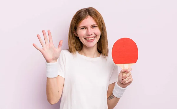 Roodharige Mooie Meid Glimlachend Vriendelijk Toont Nummer Vijf Ping Pong — Stockfoto