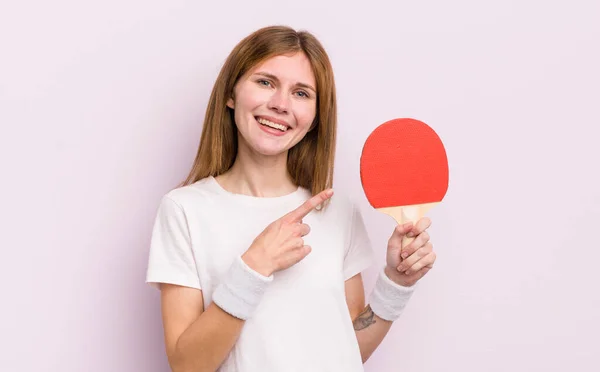 Rödhårig Söt Flicka Ler Glatt Känner Sig Lycklig Och Pekar — Stockfoto