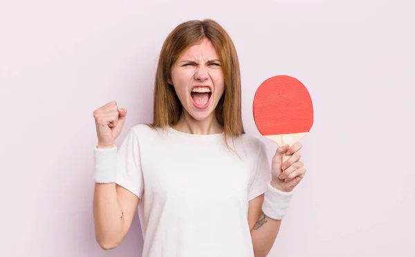 Zrzka Hezká Dívka Křičí Agresivně Rozzlobeným Výrazem Ping Pong Koncept — Stock fotografie