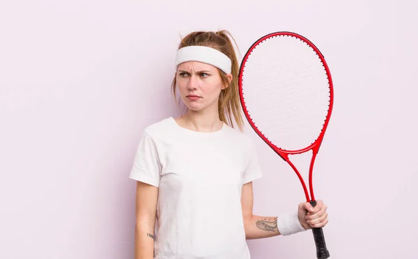 悲しみ 怒りを感じる赤毛の可愛い女の子側を見て テニスのコンセプト — ストック写真