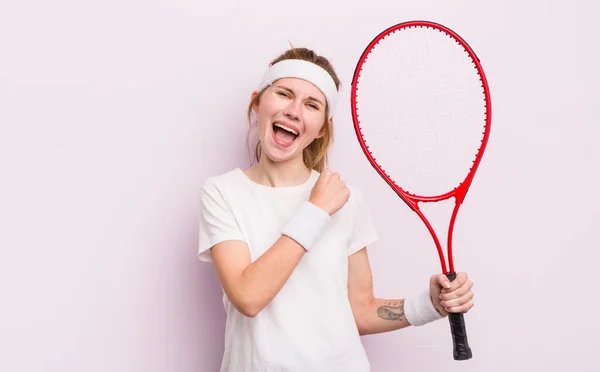 红头发漂亮女孩感到快乐 面对挑战或庆祝 网球概念 — 图库照片