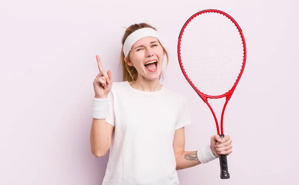 红头发漂亮女孩意识到自己的想法后 觉得自己是个快乐而兴奋的天才 网球概念 — 图库照片