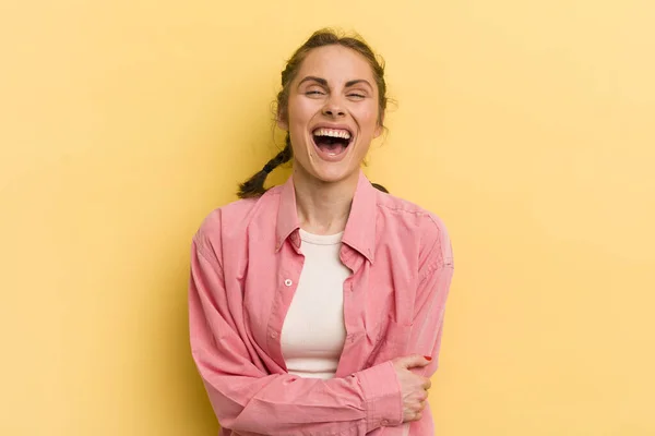 Jonge Mooie Vrouw Lachen Verlegen Vrolijk Met Een Vriendelijke Positieve — Stockfoto
