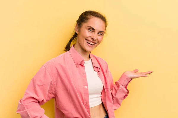 Joven Bonita Mujer Sintiéndose Feliz Alegre Sonriendo Dándote Bienvenida Invitándote — Foto de Stock