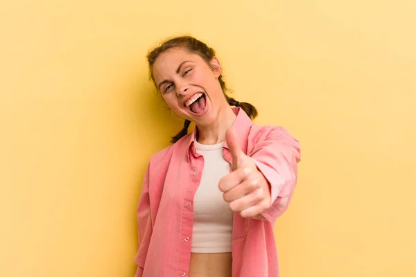 Joven Bonita Mujer Sintiéndose Orgullosa Despreocupada Segura Feliz Sonriendo Positivamente — Foto de Stock