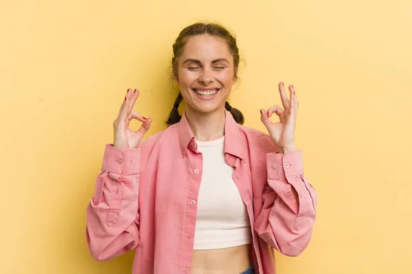 Jovem Bonita Mulher Olhando Concentrado Meditando Sentindo Satisfeito Relaxado Pensando — Fotografia de Stock