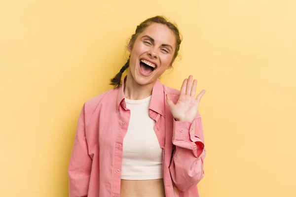 Ung Pen Kvinne Som Smiler Lykkelig Glad Vinker Med Hånden – stockfoto