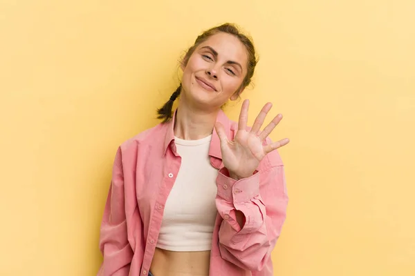 Joven Bonita Mujer Sonriendo Buscando Amigable Mostrando Número Cinco Quinto — Foto de Stock