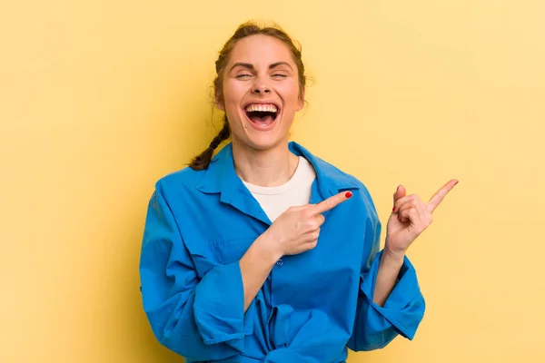 Jeune Jolie Femme Souriant Joyeusement Pointant Vers Côté Vers Haut — Photo