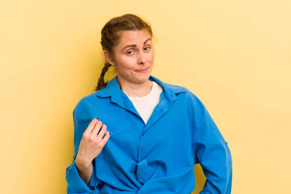 Jonge Mooie Vrouw Zoek Arrogant Succesvol Positief Trots Wijzend Naar — Stockfoto