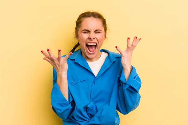 Giovane Bella Donna Furiosamente Urlando Sentendosi Stressato Infastidito Con Mani — Foto Stock