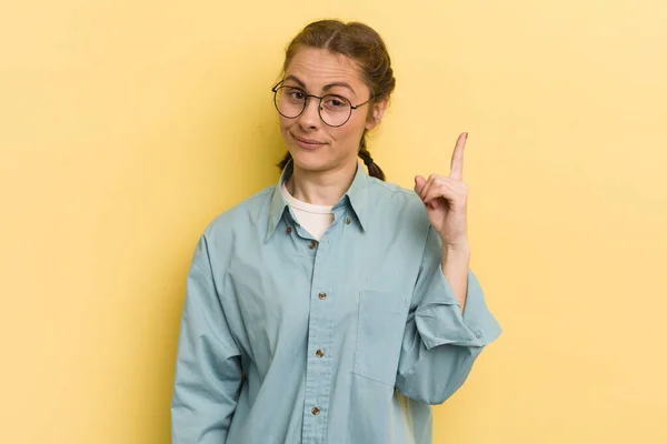 Giovane Bella Donna Sente Come Genio Tenendo Dito Orgogliosamente Aria — Foto Stock