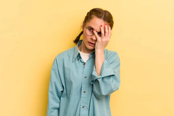 Junge Hübsche Frau Die Sich Gelangweilt Frustriert Und Schläfrig Nach — Stockfoto