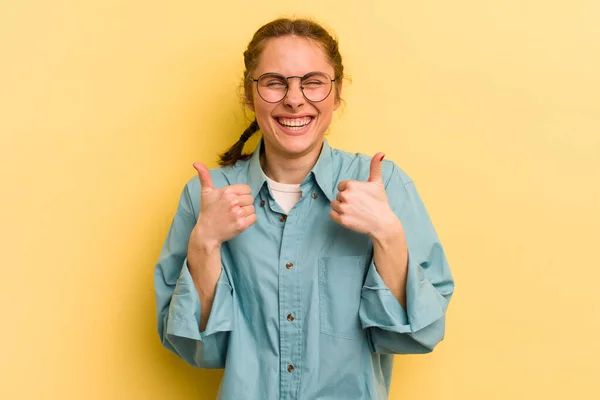Jonge Mooie Vrouw Glimlachen Breed Zoek Gelukkig Positief Zelfverzekerd Succesvol — Stockfoto
