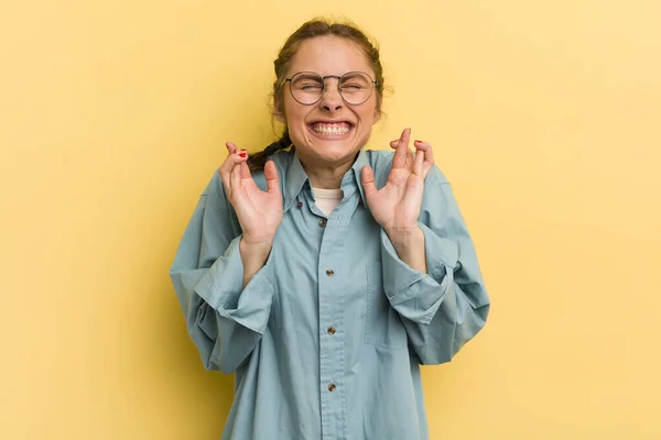 Jonge Mooie Vrouw Voelt Zich Nerveus Hoopvol Kruisen Vingers Bidden — Stockfoto