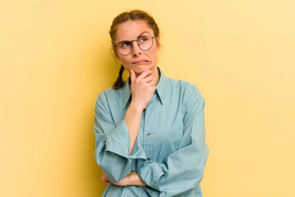 Giovane Bella Donna Pensando Sensazione Dubbia Confusa Con Diverse Opzioni — Foto Stock