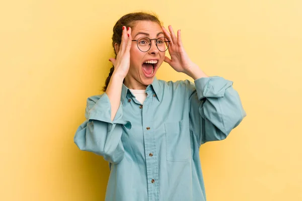 Junge Hübsche Frau Die Sich Glücklich Aufgeregt Und Überrascht Fühlt — Stockfoto